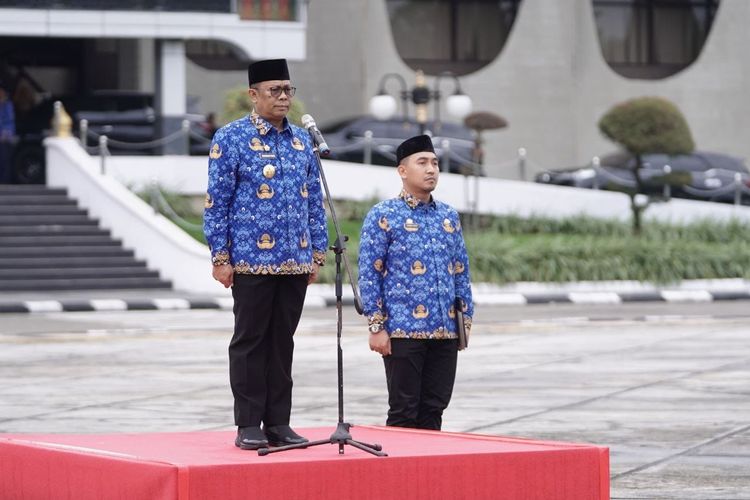 Pj Gubernur Riau Rahman Hadi saat memimpin upacara peringatan HUT ke-53 Korpri di Halaman Kantor Gubernur Riau, Jumat (29/11/2024).