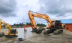 Cegah Banjir, Kementerian PUPR Keruk Sedimen di Sungai Masamba