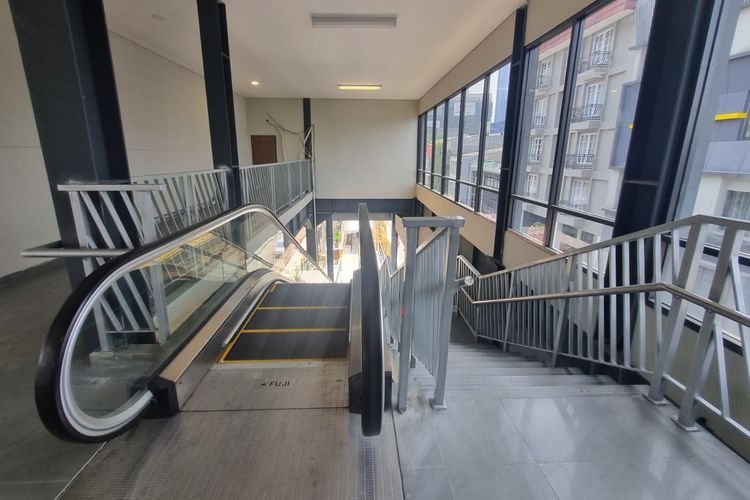 Eskalator dan tangga di Jembatan Penyeberangan Multiguna (JPM) Dukuh Atas untuk akses masyarakat menuju ke Stasiun KRL Sudirman. Di sebelah eskalator dan tangga ini juga disediakan lift untuk menunjang akses.
