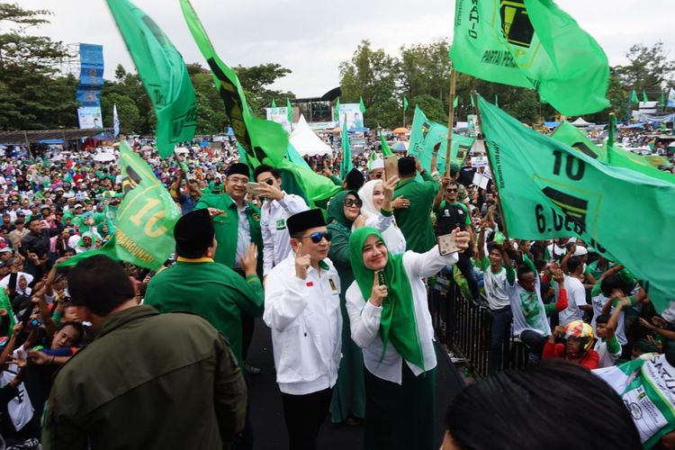 Plt Ketum PPP Suharso Monoarfa, istrinya, Nurhayati bersama istri Wakil Gubernur Jawa Barat, Lina Ruzhanul Ulum berfoto bersama di acara kampanye terbuka PPP di Kota Tasikmalaya, Jumat (12/4/2019).