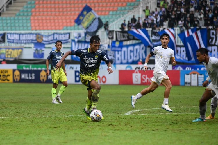 Aksi Robi Darwis dalam laga pekan ke-31 Liga 1 2022-2023 antara Persib Bandung vs Dewa United di Stadion Pakansari, Cibinong, Kabupaten Bogor, Senin (20/3/2023).