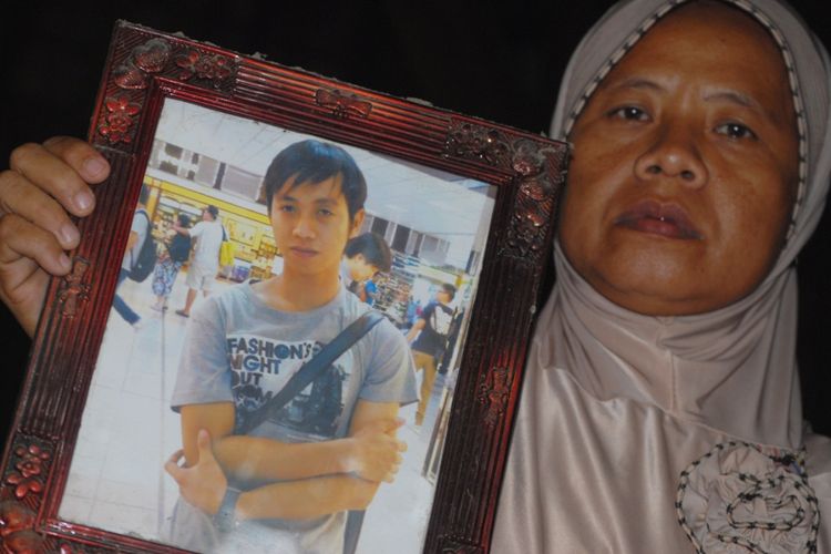 ‎Siti Nurhayati (46) ‎menunjukkan foto anak sulungnya, Zudi Prasetyo (28), saat ditemui di rumahnya di Dusun Goledok, Desa Sindurejo, Kecamatan Toroh, Kabupaten Grobogan, Jawa Tengah, Kamis (4/5/2017).