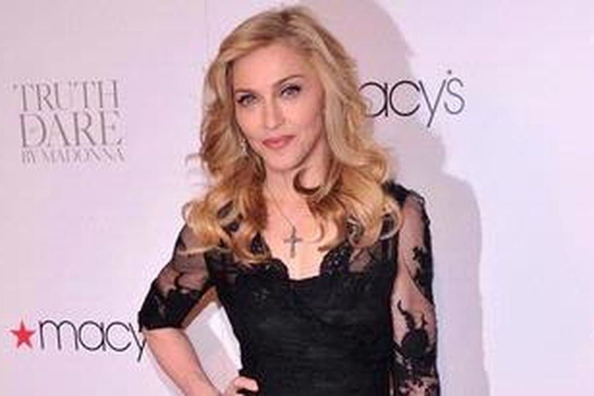 Madonna hadir di Macy's Herald Square, New York City (AS), 12 April 2012 waktu setempat, untuk meluncurkan parfum pertamanya, Truth or Dare.