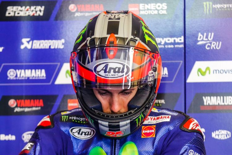 Pebalap Movistar Yamaha MotoGP asal Spanyol, Maverick Vinales, berada di garasi saat sesi kualifikasi GP Belanda di Sirkuit Assen, Sabtu (24/6/2017).