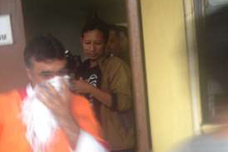 Seorang warga negara Pakistan Muhammad Riaz atau Mr Kan menutup wajah seusai sidang di Pengadilan Negeri Semarang terkait penyelundupan sabu seberat 97 kg, Rabu (20/7/2016)