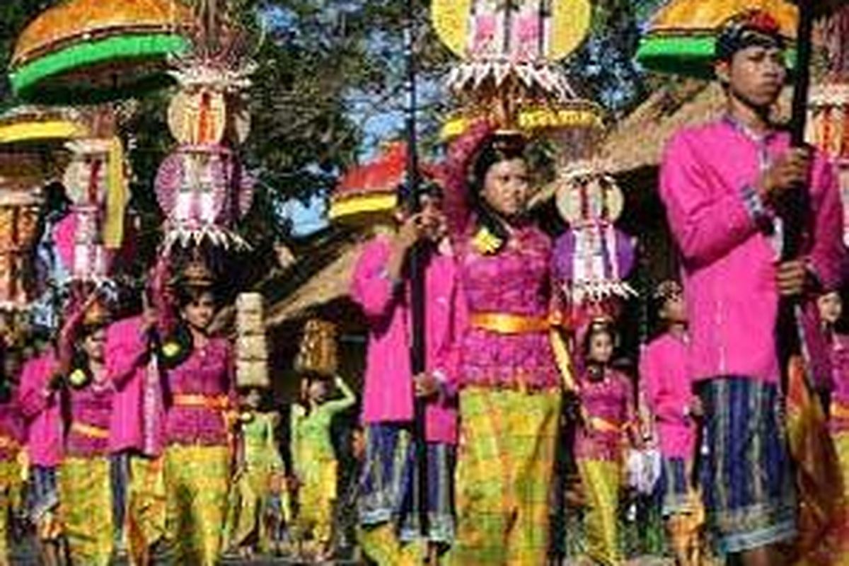 Pawai kolosal menandai pembukaan Pesta Kesenian Bali XXIX di depan Monumen Perjuangan Rakyat Bali Badjra Sandhi, Denpasar, Bali, Sabtu (16/6/2007).