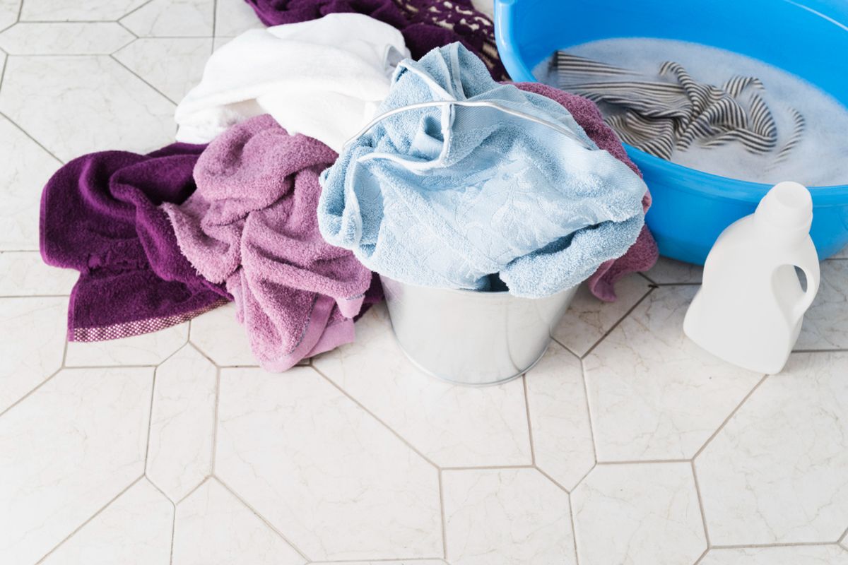 Mencampurkan cuka ke dalam cucian pakaian dapat membantu melindungi warna pakaian dan menghilangkan sisa deterjen berlebih.