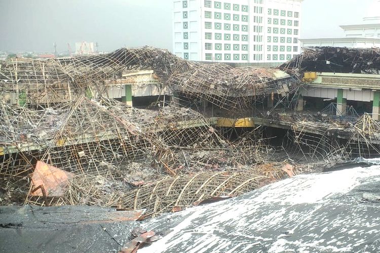 Penampakan kubah yang roboh usai kebakaran melanda  Masjid Raya Jakarta Islamic Centre (JIC), di Koja, Jakarta Utara, pada Rabu (19/10/2022).