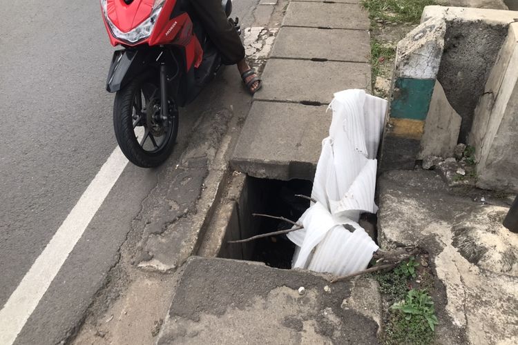 Penutup gorong-gorong di pinggir Jalan Raya Sawangan, Pancoran Mas, Kota Depok, Jawa Barat yang rusak pada Senin (22/11/2021).