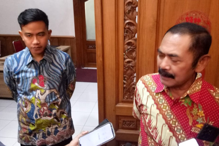Ketua DPC PDI-P Solo FX Hadi Rudyatmo bersama Wali Kota Solo Gibran Rakabuming Raka di Balai Kota Solo, Jawa Tengah, Senin (2/10/2023).