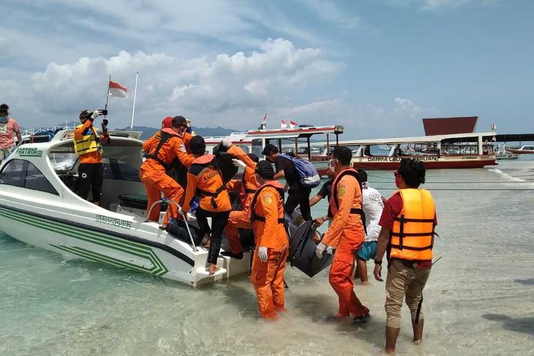 Proses evakuasi bocah 5 tahun yang ditemukan tewas mengambang di perairan Gili Trawangan, Minggu (26/4/2020).