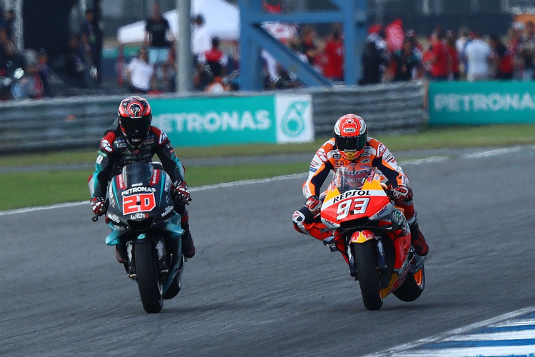 Marc Marquez (kiri) sempat bersaing dengan Fabio Quartararo (kanan) dalam balapan MotoGP seri Thailand pada hari Minggu (6/10/2019)