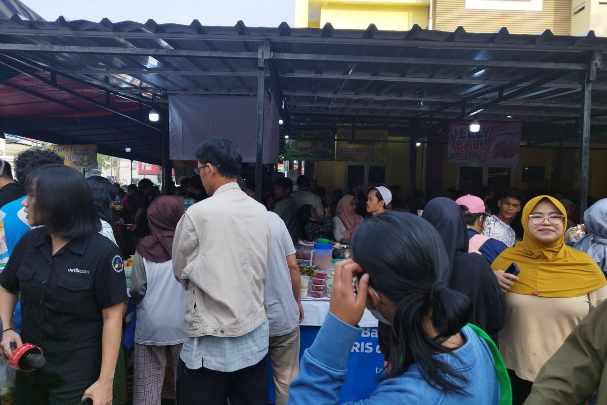 Suasana pasar takjil yang ramai di depan kantor Polsubsektor Benhil, Jalan Bendungan Hilir 3, RT 001/RW 01, Tanah Abang, Jakarta Pusat, Selasa (12/3/2024).