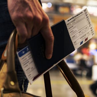 Ilustrasi paspor.  Singapura kembali menempati posisi pertama dalam daftar paspor terkuat di dunia versi Henley Passport Index 2025. Dengan akses bebas visa ke 193 negara, paspor Singapura mengungguli ratusan negara lain, termasuk Jepang, Korea Selatan, dan negara-negara Eropa Barat.