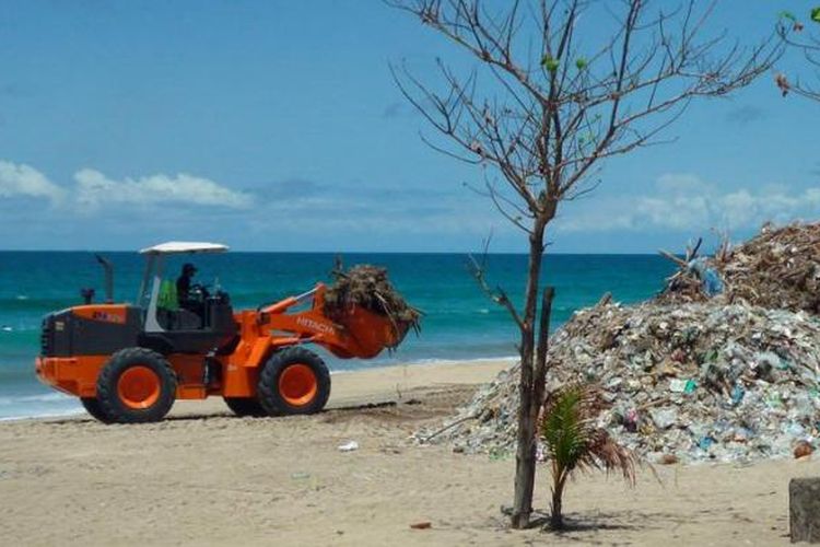 Sejak akhir tahun 2012 hingga Selasa (29/1/2013), Pantai Kuta, Kabupaten Badung, Bali, terus menghasilkan tumpukan sampah yang dibawa arus ke pantai. Puluhan truk sampah dan beberapa alat berat mengangkut sampah yang jumlahnya diperkirakan lebih dari 50 ton per hari. Ini merupakan fenomena tiap akhir tahun di Kuta.

