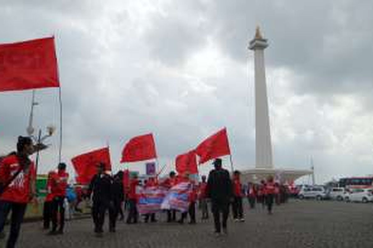 Minggu (1/5/2016), ribuan buruh mulai memadati halaman Tugu Monas untuk melakukan aksi pada peringatan hari buruh 1 Mei