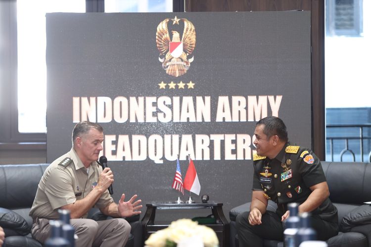 Kepala Staf TNI AD (KSAD) Jenderal Maruli Simanjuntak menerima kunjungan kehormatan Commanding General United States Army Pacific atau Komandan Jenderal Angkatan Darat Amerikat Serikat (AS) wilayah Pasifik, Jenderal Charles A. Flynn di Markas Besar TNI AD (Mabesad), Jakarta Pusat, Senin (22/4/2024).