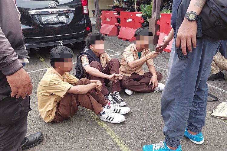 3 orang pelajar salah satu sekolah menengah atas (SMA) di Kota Bambu Utara, Palmerah Jakarta Barat, merasakan sensasi bermalam di Polsek Palmerah, pada Rabu (2/11/2022). 