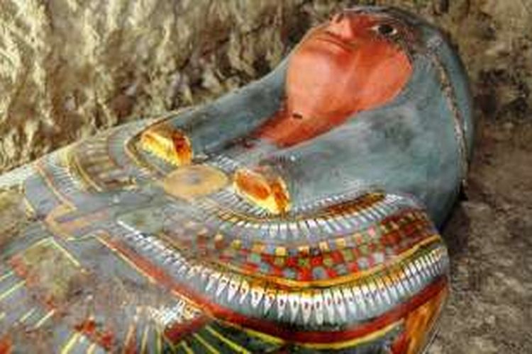 Mumi berusia 3.000 tahun ini memiliki sarkofagus dengan banyak dekorasi warna-warni yang mewakili simbol religius Mesir kuno.