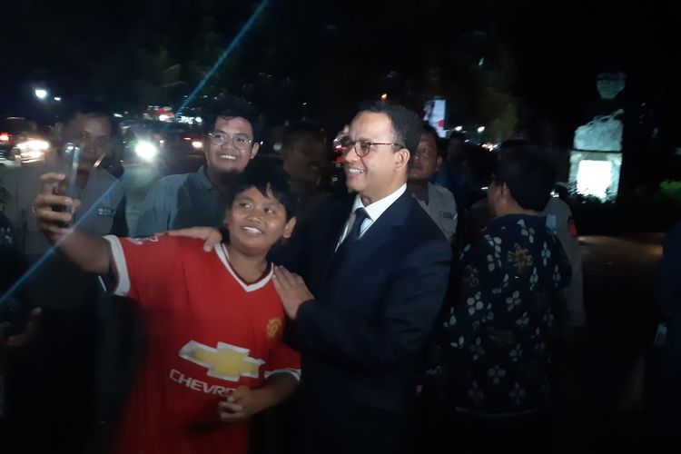 Rega (13), bocah asal Solo, Jawa Tengah, foto bersama Calon Presiden (Capres) dari Partai Nasdem, Anies Baswedan di ISI Solo, Senin (12/6/2023) malam.