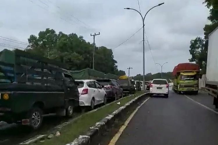 Antrean kendaraan arus mudik di Pelabuhan Tanjung Kalian, Bangka Barat, Minggu (24/4/2022).