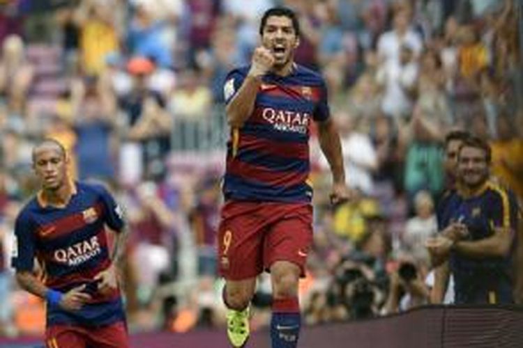 Penyerang Barcelona, Luis Suarez (depan), merayakan golnya ke gawang Las Palmas pada laga lanjutan La Liga di Stadion Camp Nou, Sabtu (26/9/2015).