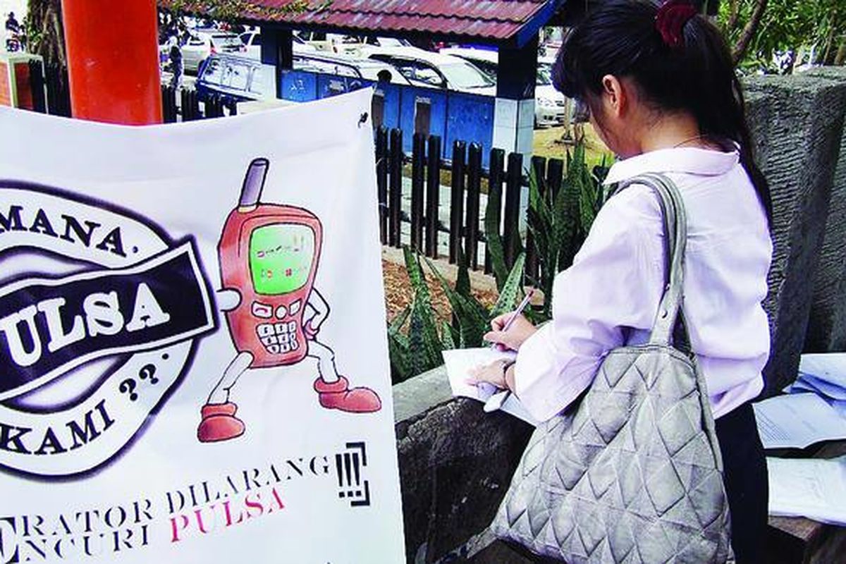 Mahasiswa Universitas Gunadarma, Depok, Jawa Barat, melaporkan penipuan pulsa ke posko pengaduan, Kamis (6/10). Pos pengaduan di Depok ini baru dibuka untuk mewadahi pelanggan nomor seluler yang mengalami penipuan pulsa.