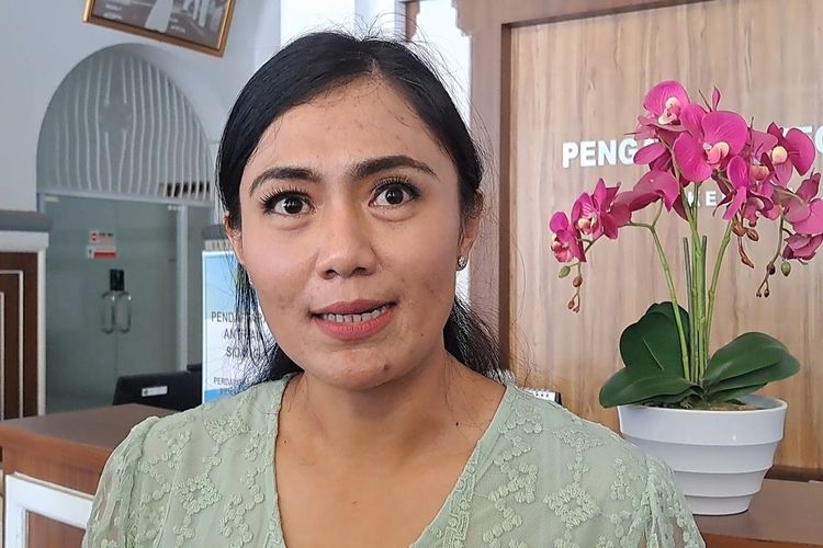 Brigita Manohara memberikan keterangan kepada awak media usai menjadi saksi dalam kasus suap dan gratifikasi Mantan Memberamo Tengah, Ricky Ham Pagawak di PN Tipikor Makassar, Sulsel, Rabu (4/10/2023).