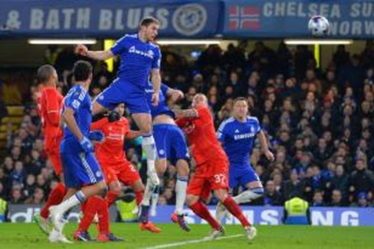 Bek Chelsea, Branislav Ivanovic, saat menyundul bola yang berujung gol ke gawang Liverpool pada leg kedua semifinal Piala Liga Inggris, Selasa (27/1/2015). 