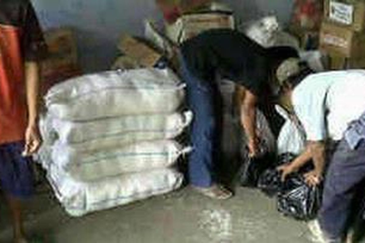 Inilah bantuan sembako dari pembaca Kompas yang diserahkan langsung bagi pengungsi yang sudah pulang kembali ke rumahnya. Bantuan diserahkan ke Dukuh Candi Petak Desa Genting, Kecamatan Cepogo, Kabupaten Boyolali, Jawa Tengah.