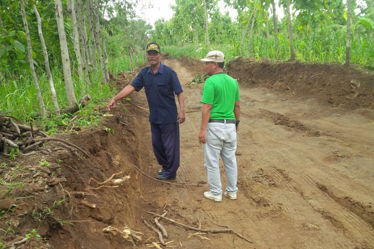 Warga menunjukkan aktivitas pemerataan jalan untuk akses galian C di perbukitan Dusun Dologan, Desa Ketro, Kecamatan Karangrayung, Kabupaten Grobogan, Jawa Tengah, Senin (11/12/2017). Pembuatan jalan yang sudah mencapai sekitar 300 meter itu merusak pertanian.?