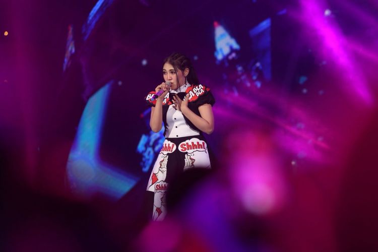 Penyanyi dangdut Via Vallen tampil di panggung Result and Reunion Show Indonesian Idol 2018 yang digelar di Ecovention Taman Impian Jaya Ancol, Jakarta Utara, Senin (23/4/2018). 