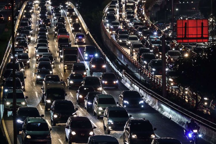 Suasana kendaraan terjebak macet di Jl. Gatot Subroto dan Tol Cawang-Grogol di Jakarta Selatan, Senin (8/6/2020). Pada hari pertama  orang masuk kantoran dan penerapan Pembatasan Sosial Berskala Besar (PSBB) transisi, lalu lintas di sejumlah jalan di DKI Jakarta terpantau padat hingga terjadi kemacetan.