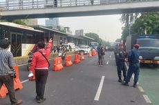 Polisi Rekayasa Lalu Lintas Jelang Pendaftaran Cagub-Cawagub di KPU Jakarta