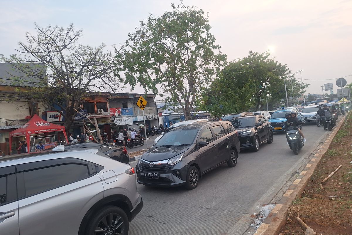 Lalu lintas di depan Jakarta International Stadium (JIS) Jakarta Utara padat merayap jelang konser Bruno Mars dimulai. Sabtu (14/9/2024).