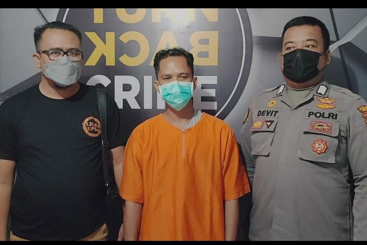 Pelaku yang berprofesi sebagai montir (tengah) saat diamankan jajaran kepolisian usai dilaporkan melakukan tindak penipuan.