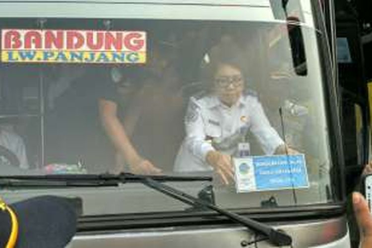 Kepala Badan Pengelola Transportasi Jabodetabek Elly Adriani Sinaga melakukan pengecekan uji kelayakan bus antar kota antar provinsi menjelang Lebaran 2016 di Terminal Kalideres, Jakarta Barat, Senin (6/6/2016).