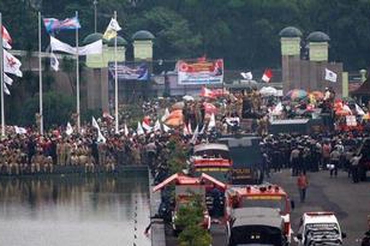 Ribuan perangkat desa berunjuk rasa di depan Gedung MPR-DPR, Senayan, Jakarta, Jumat (14/12/2012). Mereka menuntut agar DPR segera mengesahkan Rancangan Undang-undang Desa. Dalam RUU ini diatur beberapa poin seperti alokasi anggaran untuk desa dan kesempatan perangkat desa untuk menjadi pegawai negeri sipil.