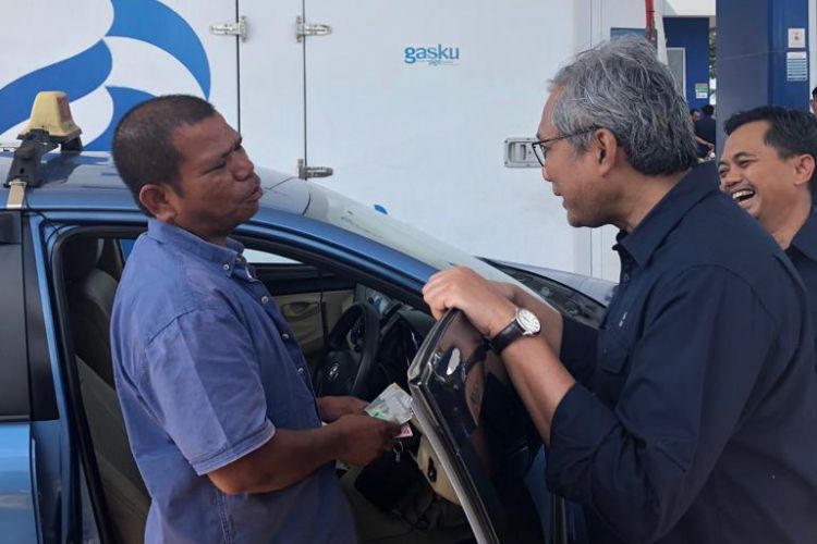 Gigih Prakoso saat bercengkrama singkat dengan seorang pengendar supir taksi di sela kunjungannya di Kantor PGN Area Batam, Kamis, (8/11/2018).