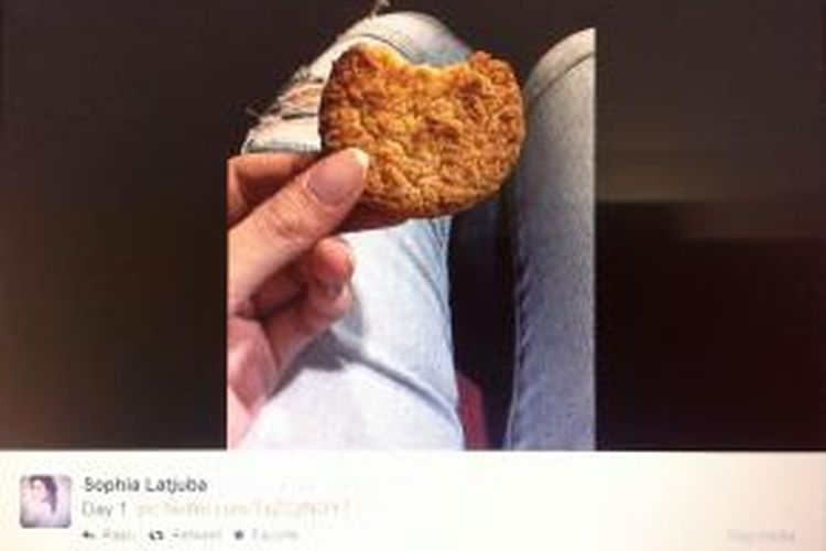 Sophia Mueller, yang dulu memakai bernama Sophia Latjuba, mengunggah foto sekeping biskuit yang telah digigitnya ketika ia berbuka puasa pada Minggu (29/6/2014).