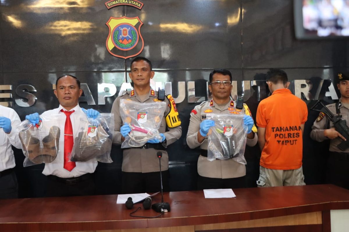 Polres Taput saat memaparkan kasus karyawan Akper Tarutung dibunuh pasangan sejenisnya, Senin (2/9/2024)