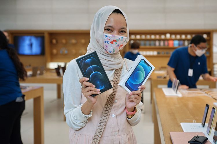 Salah satu pembeli pertama iPhone 12 di Apple Store Singapura.