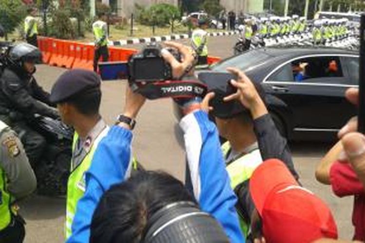 Mobil Mercedes Benz hitam yang membawa Mantan Presiden RI Susilo Bambang Yudhoyono, dan Mantan Ibu Negara Ani Yudhoyono, seusai mengikuti pelantikan presiden di Gedung MPR, Senayan, Jakarta, Senin (20/10/2014).