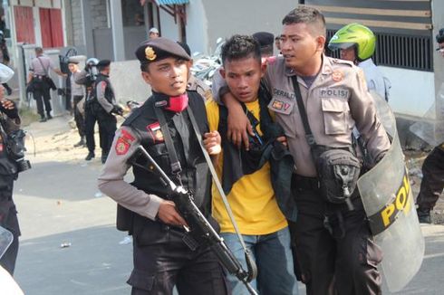 Mahasiswa dan Polisi Bentrok di Kampus Unidar 