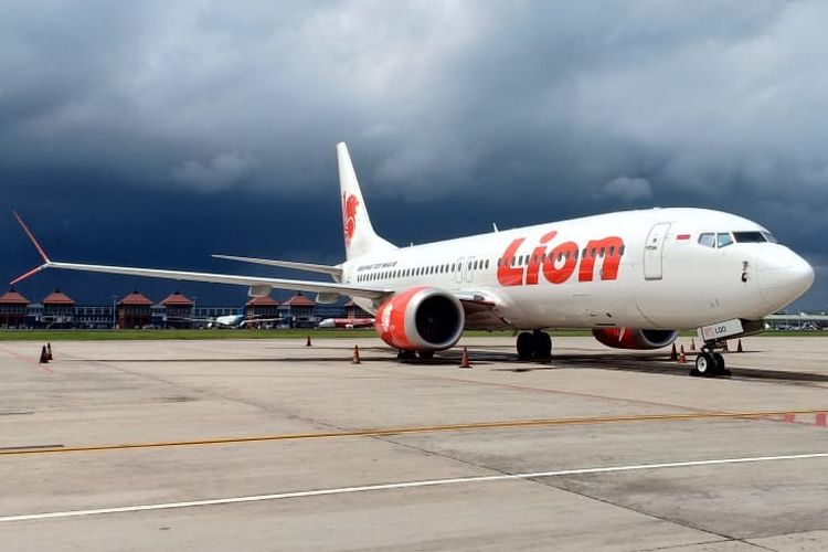  Pesawat Jenis B 737-8 MAX Milik Lion Air Diparkir di Bandara Ngurah Rai