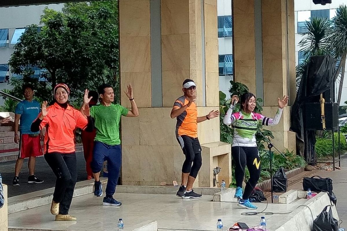 Wakil Gubernur DKI Jakarta Sandiaga Uno saat mengikuti acara senam bersama pegawai Balai Kota, Jumat (29/12/2017).