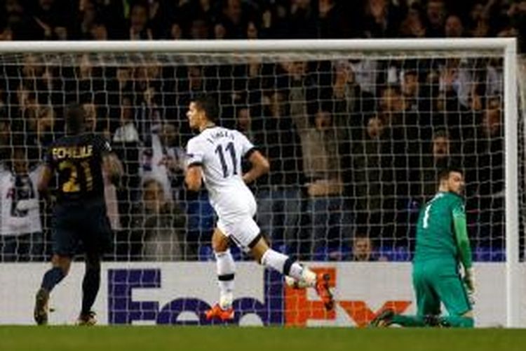 Pemain sayap Tottenham Hotspur, Erik Lamela, mencetak gol ke gawang AS Monaco saat kedua tim bertemu pada lanjutan Liga Europa di Stadion White Hart Lane, Kamis (10/12/2015).