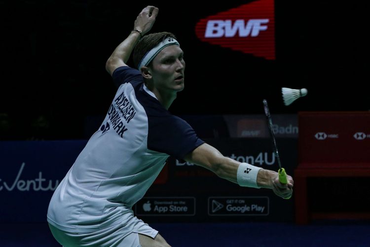 Tunggal putra Denmark, Viktor Axelsen bertanding melawan tunggal putra China Zhao Jun Peng pada laga final Indonesia Open 2022 di Istora Senayan, Jakarta, Minggu (19/6/2022). Terkini, Axelsen tersingkir dari All England 2023 usai kalah dari Ng Tze Yong.