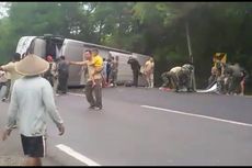 Bus Terguling di Depan Gudang Amunisi TNI AD, Penumpang Histeris