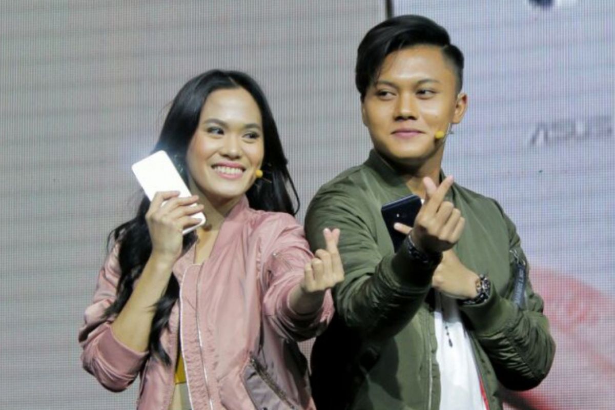 Sheryl Sheinafia dan Rizky Febian meluncurkan Zenfone 4 Selfie di Pullman Hotel, Jakarta Barat, Rabu (25/10/2017).